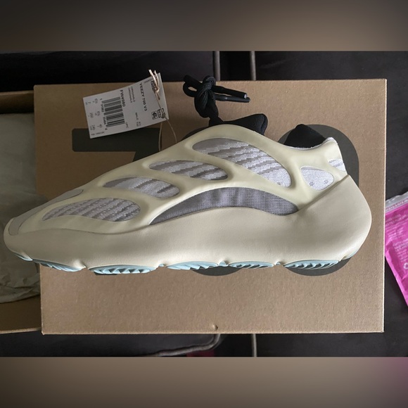 Other - Yeezy 700 V3 size 7, never worn